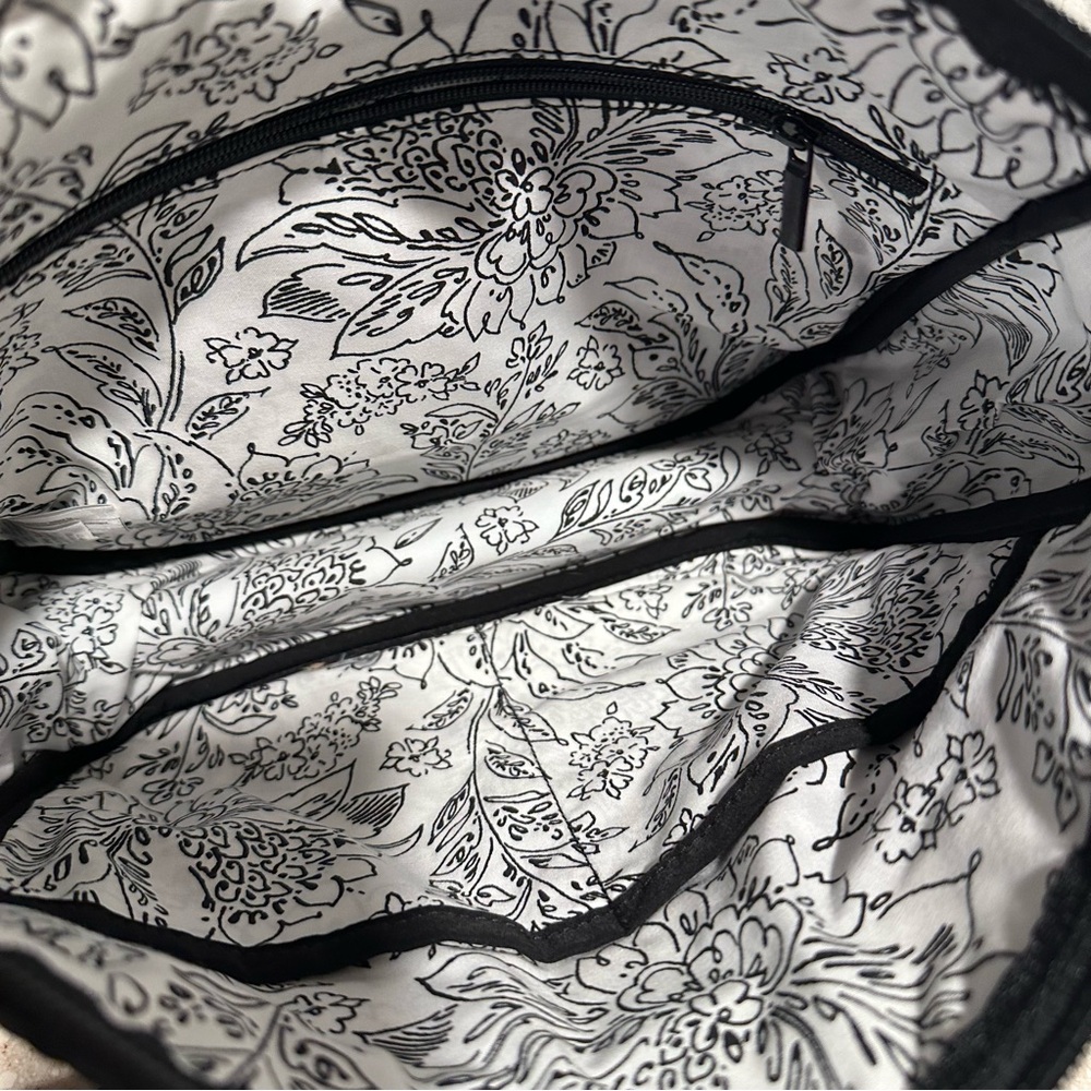 Set Vera Bradley On The Go Crossbody Purse Black, B&W Lining, & Matching Wallet - Picture 6 of 17